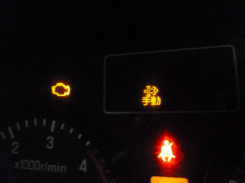 いすゞエルフトラックのDPD再生ランプ点灯